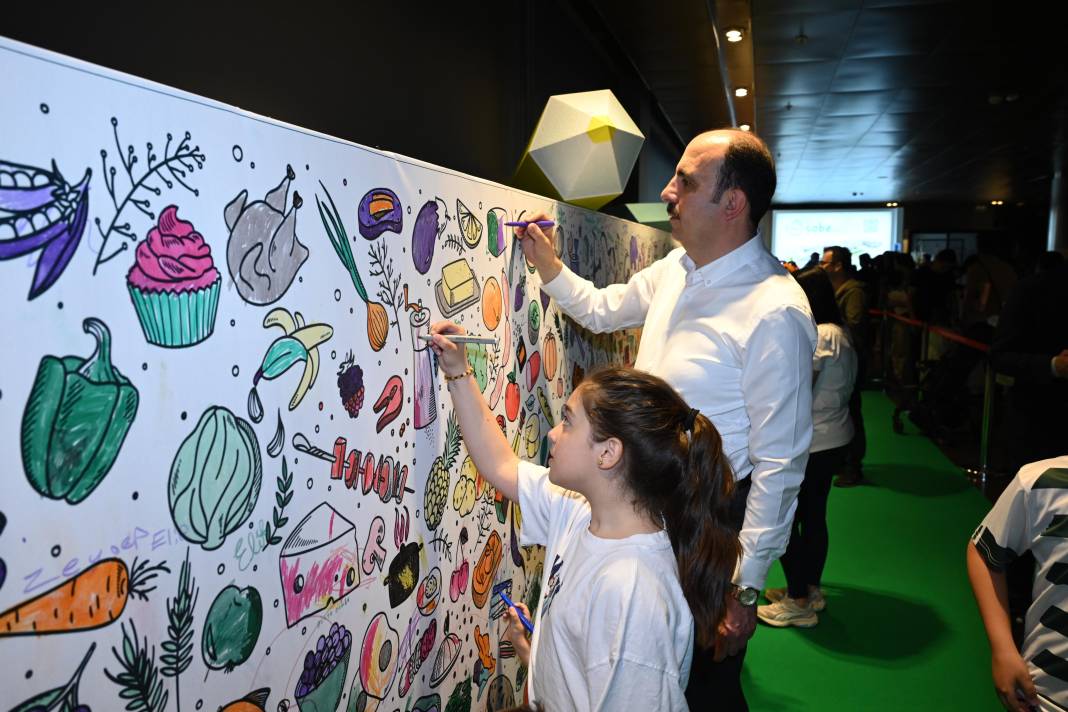 Başkan Altay minik kitap kurtlarıyla bir arada 2